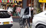 Amsterdam 9 oktober 2023
Gregory v d Wiel haalt samen met zijn dochter een vers sapje bij Joe and the juice . Gregory rijdt in een Lamborghini Urus
