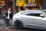 Amsterdam 9 oktober 2023
Gregory v d Wiel haalt samen met zijn dochter een vers sapje bij Joe and the juice . Gregory rijdt in een Lamborghini Urus