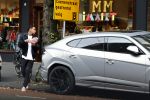 Amsterdam 9 oktober 2023
Gregory v d Wiel haalt samen met zijn dochter een vers sapje bij Joe and the juice . Gregory rijdt in een Lamborghini Urus