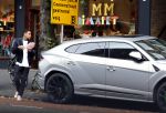Amsterdam 9 oktober 2023
Gregory v d Wiel haalt samen met zijn dochter een vers sapje bij Joe and the juice . Gregory rijdt in een Lamborghini Urus
