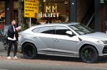 Amsterdam 9 oktober 2023
Gregory v d Wiel haalt samen met zijn dochter een vers sapje bij Joe and the juice . Gregory rijdt in een Lamborghini Urus