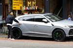 Amsterdam 9 oktober 2023
Gregory v d Wiel haalt samen met zijn dochter een vers sapje bij Joe and the juice . Gregory rijdt in een Lamborghini Urus