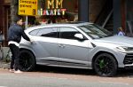 Amsterdam 9 oktober 2023
Gregory v d Wiel haalt samen met zijn dochter een vers sapje bij Joe and the juice . Gregory rijdt in een Lamborghini Urus