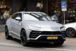 Amsterdam 9 oktober 2023
Gregory v d Wiel haalt samen met zijn dochter een vers sapje bij Joe and the juice . Gregory rijdt in een Lamborghini Urus