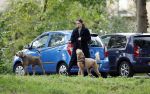 Omgeving Amsterdam 14 oktober 2023
Igone de Jongh heeft een nieuw huis na haar scheiding van Thijs Romer . Igone laat allebei de honden uit.
