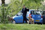 Omgeving Amsterdam 14 oktober 2023
Igone de Jongh heeft een nieuw huis na haar scheiding van Thijs Romer . Igone laat allebei de honden uit.