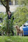 Omgeving Amsterdam 14 oktober 2023
Igone de Jongh heeft een nieuw huis na haar scheiding van Thijs Romer . Igone laat allebei de honden uit.