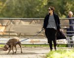 Omgeving Amsterdam 14 oktober 2023
Igone de Jongh heeft een nieuw huis na haar scheiding van Thijs Romer . Igone laat allebei de honden uit.