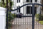 Huizen 25 september 2023
De auto van Jeroen Rietbergen staat voor het bhuis van Linda de Mol