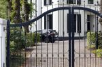 Huizen 25 september 2023
De auto van Jeroen Rietbergen staat voor het bhuis van Linda de Mol