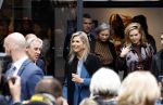 Eindhoven 26 oktober 2023
Koningin Maxima op bezok bij de dutch design week in Eindhoven . Maxima had haar goede vriendin Mariska Dietz mee genomen . Mariska Heeft paleis huis Den Bosch ingericht .