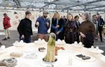 Eindhoven 26 oktober 2023
Koningin Maxima op bezok bij de dutch design week in Eindhoven . Maxima had haar goede vriendin Mariska Dietz mee genomen . Mariska Heeft paleis huis Den Bosch ingericht .