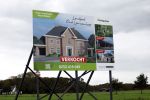 Noordwijk / Noordwijkerhout 16 oktober 2023
Martien Meiland Erica Meiland en Maxime Meilnd hebben een stuk bouwgrond gekocht op landgoed Oud Leeuwenhorst waar ze een nieuwe huis gaan bouwen en daar samen gaan wonen.