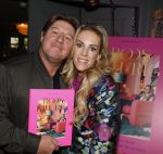 Amsterdam 17 oktober 2023
Boekpresentatie Roos Reedijk in Hotel Mercier.
Bob Sikkes geeft het eerste boek aan Roos.
Roos Reedijk en Martijn Krabbe