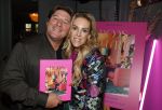 Amsterdam 17 oktober 2023
Boekpresentatie Roos Reedijk in Hotel Mercier.
Bob Sikkes geeft het eerste boek aan Roos.
Roos Reedijk en Martijn Krabbe