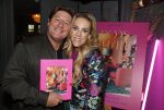 Amsterdam 17 oktober 2023
Boekpresentatie Roos Reedijk in Hotel Mercier.
Bob Sikkes geeft het eerste boek aan Roos.
Roos Reedijk en Martijn Krabbe