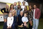 Amsterdam 31 oktober 2023
Danny Froger met partner Ann Dominique Wilten en dochter Fallon, Maxim Froger met partner Ruby van Wanrooij, Natasja Froger met partner Rene Froger, Didier Froger met partner Sammy Verheij en Natascha Froger met partner Matthijs met dochters tijdens de speciale Lunch Screening van De Frogers: Happy Campers van TLC bij Outside Inn te Amsterdam.