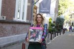 Amsterdam 17 oktober 2023
Boekpresentatie Roos Reedijk in Hotel Mercier.
Bob Sikkes geeft het eerste boek aan Roos.