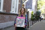 Amsterdam 17 oktober 2023
Boekpresentatie Roos Reedijk in Hotel Mercier.
Bob Sikkes geeft het eerste boek aan Roos.