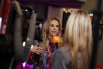 Amsterdam 17 oktober 2023
Boekpresentatie Roos Reedijk in Hotel Mercier.
Bob Sikkes geeft het eerste boek aan Roos.