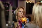 Amsterdam 17 oktober 2023
Boekpresentatie Roos Reedijk in Hotel Mercier.
Bob Sikkes geeft het eerste boek aan Roos.
