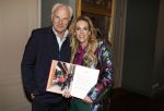 Amsterdam 17 oktober 2023
Boekpresentatie Roos Reedijk in Hotel Mercier.
Bob Sikkes geeft het eerste boek aan Roos.