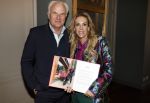 Amsterdam 17 oktober 2023
Boekpresentatie Roos Reedijk in Hotel Mercier.
Bob Sikkes geeft het eerste boek aan Roos.