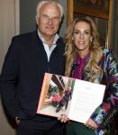 Amsterdam 17 oktober 2023
Boekpresentatie Roos Reedijk in Hotel Mercier.
Bob Sikkes geeft het eerste boek aan Roos.