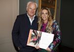 Amsterdam 17 oktober 2023
Boekpresentatie Roos Reedijk in Hotel Mercier.
Bob Sikkes geeft het eerste boek aan Roos.