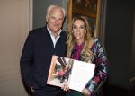 Amsterdam 17 oktober 2023
Boekpresentatie Roos Reedijk in Hotel Mercier.
Bob Sikkes geeft het eerste boek aan Roos.