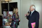 Amsterdam 17 oktober 2023
Boekpresentatie Roos Reedijk in Hotel Mercier.
Bob Sikkes geeft het eerste boek aan Roos.