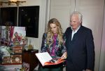 Amsterdam 17 oktober 2023
Boekpresentatie Roos Reedijk in Hotel Mercier.
Bob Sikkes geeft het eerste boek aan Roos.