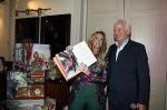 Amsterdam 17 oktober 2023
Boekpresentatie Roos Reedijk in Hotel Mercier.
Bob Sikkes geeft het eerste boek aan Roos.