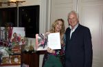 Amsterdam 17 oktober 2023
Boekpresentatie Roos Reedijk in Hotel Mercier.
Bob Sikkes geeft het eerste boek aan Roos.