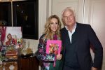 Amsterdam 17 oktober 2023
Boekpresentatie Roos Reedijk in Hotel Mercier.
Bob Sikkes geeft het eerste boek aan Roos.