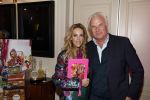 Amsterdam 17 oktober 2023
Boekpresentatie Roos Reedijk in Hotel Mercier.
Bob Sikkes geeft het eerste boek aan Roos.