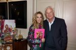 Amsterdam 17 oktober 2023
Boekpresentatie Roos Reedijk in Hotel Mercier.
Bob Sikkes geeft het eerste boek aan Roos.