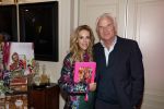 Amsterdam 17 oktober 2023
Boekpresentatie Roos Reedijk in Hotel Mercier.
Bob Sikkes geeft het eerste boek aan Roos.