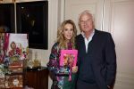 Amsterdam 17 oktober 2023
Boekpresentatie Roos Reedijk in Hotel Mercier.
Bob Sikkes geeft het eerste boek aan Roos.
