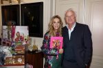 Amsterdam 17 oktober 2023
Boekpresentatie Roos Reedijk in Hotel Mercier.
Bob Sikkes geeft het eerste boek aan Roos.