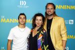 Amsterdam 14 oktober 2024
Premiere de Mannenmaker in Tuschinski met in de hoofdrollen oa Katja Schuurman Eva v d Wijdeven Leo Alkemade Georgina Verbaan Melissas Drost Huub Smit Yasmin Karssing en Rene Watzema . Birgit Schuurman met vriend en zoon
