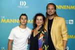Amsterdam 14 oktober 2024
Premiere de Mannenmaker in Tuschinski met in de hoofdrollen oa Katja Schuurman Eva v d Wijdeven Leo Alkemade Georgina Verbaan Melissas Drost Huub Smit Yasmin Karssing en Rene Watzema . Birgit Schuurman met vriend en zoon