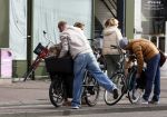 Amsterdam 8 oktober 2024
Davy Klaassen en zijn zwangere vrouw Laura Klaassen-Benschop  op de fiets in Amsterdam . Voorop zijn fiets in de speciale bak zit hun hond Bulldog Rio
