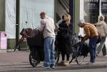 Amsterdam 8 oktober 2024
Davy Klaassen en zijn zwangere vrouw Laura Klaassen-Benschop  op de fiets in Amsterdam . Voorop zijn fiets in de speciale bak zit hun hond Bulldog Rio
