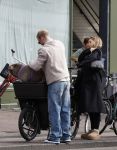 Amsterdam 8 oktober 2024
Davy Klaassen en zijn zwangere vrouw Laura Klaassen-Benschop  op de fiets in Amsterdam . Voorop zijn fiets in de speciale bak zit hun hond Bulldog Rio