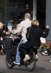 Amsterdam 8 oktober 2024
Davy Klaassen en zijn zwangere vrouw Laura Klaassen-Benschop  op de fiets in Amsterdam . Voorop zijn fiets in de speciale bak zit hun hond Bulldog Rio