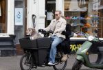 Amsterdam 8 oktober 2024
Davy Klaassen en zijn zwangere vrouw Laura Klaassen-Benschop  op de fiets in Amsterdam . Voorop zijn fiets in de speciale bak zit hun hond Bulldog Rio