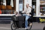Amsterdam 8 oktober 2024
Davy Klaassen en zijn zwangere vrouw Laura Klaassen-Benschop  op de fiets in Amsterdam . Voorop zijn fiets in de speciale bak zit hun hond Bulldog Rio