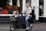 Amsterdam 8 oktober 2024
Davy Klaassen en zijn zwangere vrouw Laura Klaassen-Benschop  op de fiets in Amsterdam . Voorop zijn fiets in de speciale bak zit hun hond Bulldog Rio