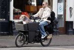 Amsterdam 8 oktober 2024
Davy Klaassen en zijn zwangere vrouw Laura Klaassen-Benschop  op de fiets in Amsterdam . Voorop zijn fiets in de speciale bak zit hun hond Bulldog Rio